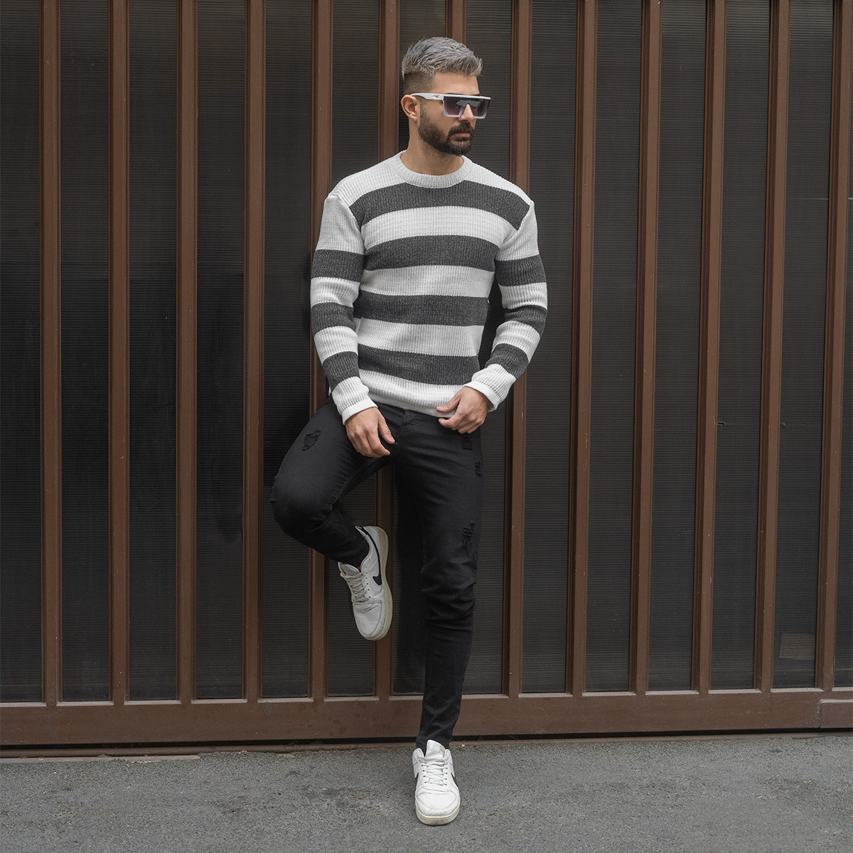 پلیور مردانه راه راه سفید طوسی مدل Mahyad