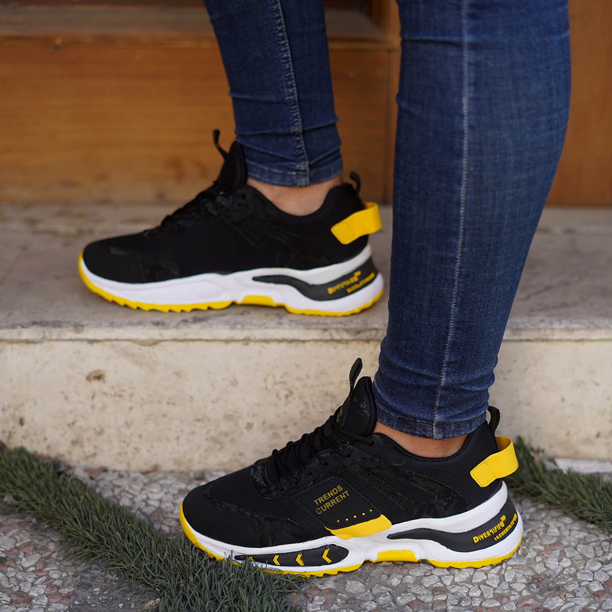 کفش ورزشی مردانه مشکی زردمدل Manil