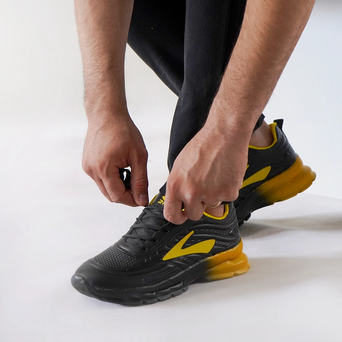 کفش ورزشی مردانه مشکی زرد مدل P802